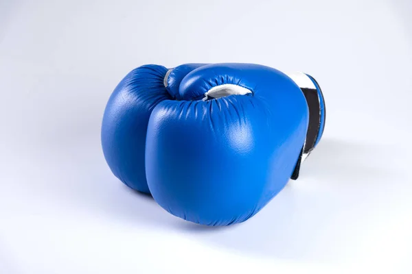 Синие боксерские перчатки на белом фоне — стоковое фото