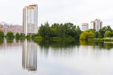 Şehirde nehir tarafından büyük çok katlı bina