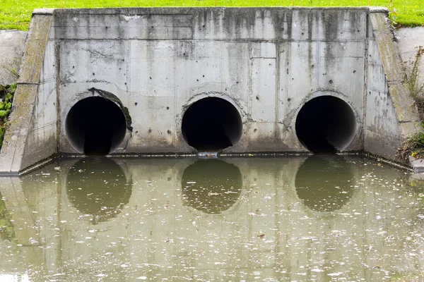 Bir drenaj borusu veya kanalizasyon veya kanalizasyon atık suyu bir nehre boşaltır. Bir halk topluluğunun ürünü olan atık su veya evsel atıksu veya belediye atıksu