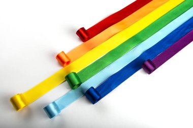 LGBT bayrağı, cinsel azınlıkların gökkuşağı sembolü şeklinde saten kurdeleler. Homofobiyi durdurun