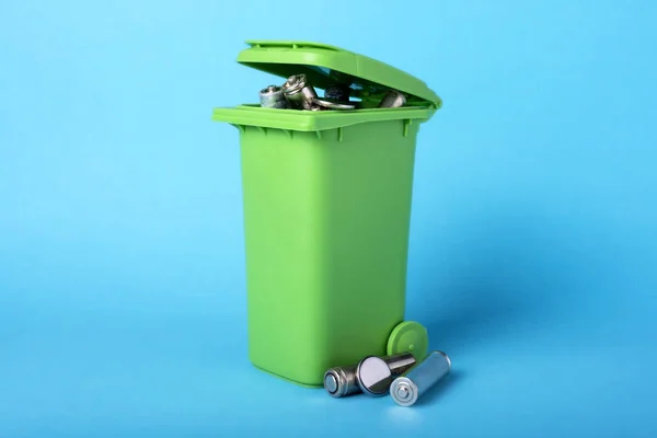 파란색 바탕에 쓰레기 좀입니다. 배터리, 배터리입니다. 폐기물 재활용입니다. 생태 개념 — 스톡 사진