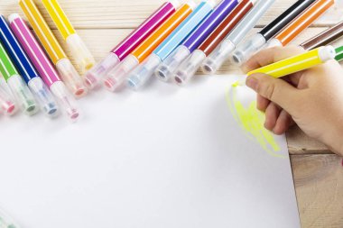 Bir çocuk doğum günü kartı çizer. Renkli keçeli kalemlerile bir çocuk tarafından yapılan çizim. Mutlu bir aile. Çocuk çizimi