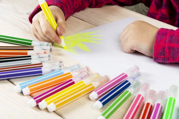 Uma criança desenha um cartão de aniversário. Desenho feito por uma criança com canetas coloridas de feltro. Uma família feliz. Desenho de crianças — Fotografia de Stock