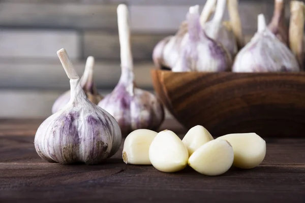 Ail sur une table en bois. Épices saines, aliments sains — Photo