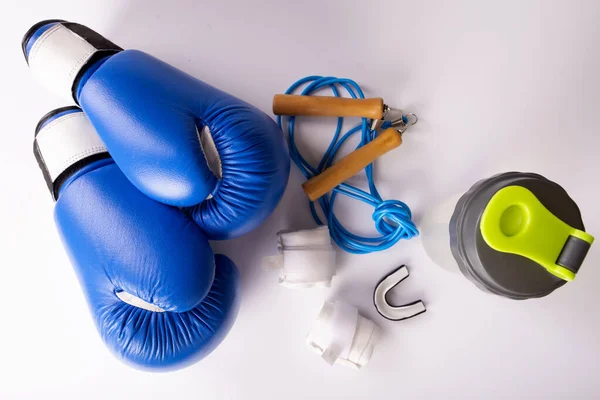 Boks, boks eldivenleri, dörtnala koşma, eller için bandaj, beyaz arka plan, üst görünüm için kapak