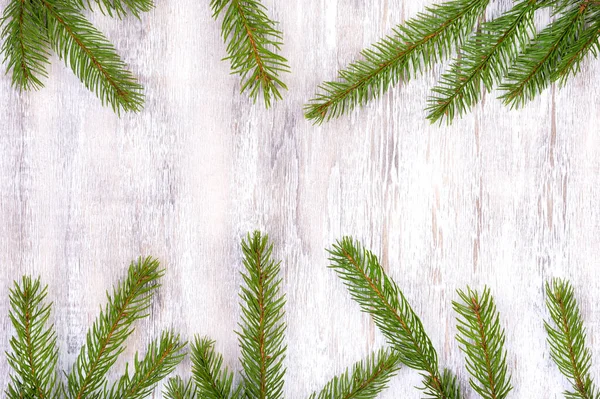 Branches de sapin sur un fond en bois. Fond photo avec pin avec copyspace. Mise en page, blanc - concept pour salutations, cartes, etc. Pour le Nouvel An et Noël — Photo