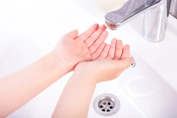 Wassen Van Kinderhanden Met Zeep Onder Kraan Met Water — Stockfoto