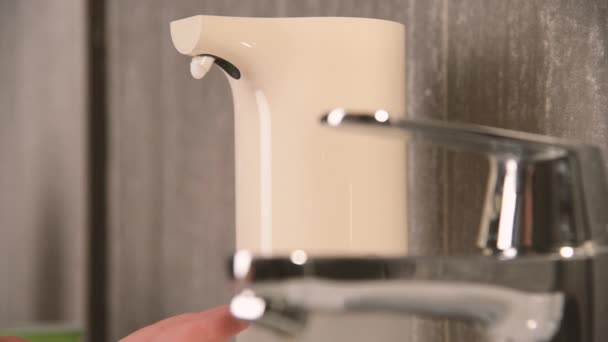 Contactloze Automatische Zeepschuim Dispenser Frequente Hand Wassen Omstandigheden Van Covid — Stockvideo