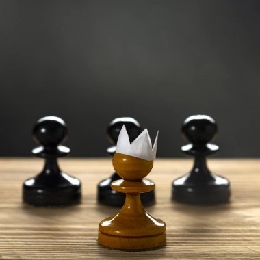Yapay kağıt kaplama kıyafetli küçük cesur piyon diğerlerini düşmanla savaşa sürüklüyor. Girişimci liderlik kavramı. Siyah hayatlar önemlidir..