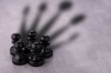 Taç şeklinde gölgesi olan satranç piyonu çemberi.