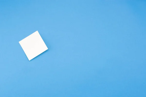Autocollant blanc isolé sur fond bleu avec place pour le texte — Photo