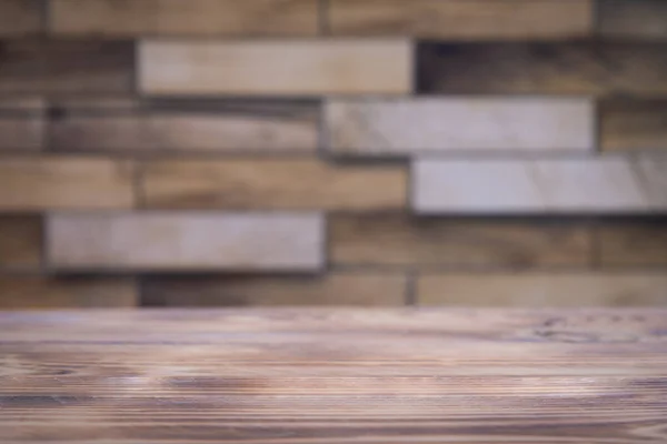 Ürün gösterimi için boş ahşap masa ve tuğla duvar