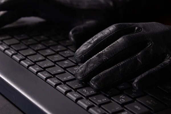 Κυβερνοεγκληματίας χέρια σε γάντια στο πληκτρολόγιο laptop — Φωτογραφία Αρχείου