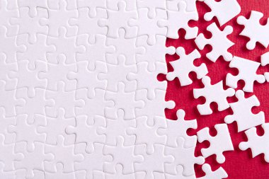 Kırmızı arkaplanda düz beyaz yapboz