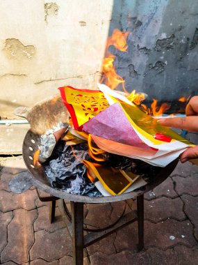 Altın ve gümüş para yazma için geleneksel Çince geçti için uzak atalarının ruhları kağıt