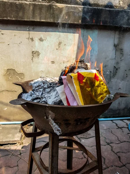 Китайская Традиция Сжигать Серебряную Золотую Денежную Бумагу Избавиться Духов Предков — стоковое фото
