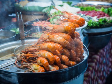 Akış jumbo king Tay street gıda karides, lezzetli karides yemek için hazır