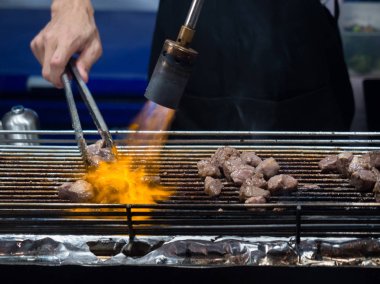 El alev meşale yanmak konulu Japon wagyu beef kullanarak Şef kapatın