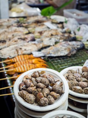 Yakın çekim babylonia salyangoz kağıt tabak ve mevsimlik balıkları, mürekkep, deniz ürünleri