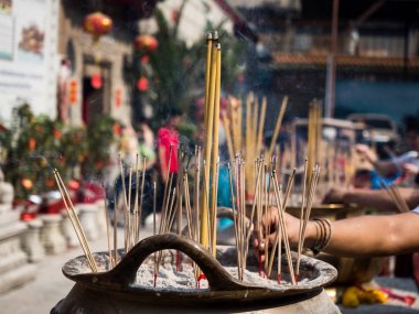 Eller joss sopa pot yanan tütsü sopa bıçak tütsü sopa ve duman Buda saygı ödemek için ussed.