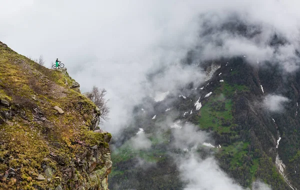 Male Cyclist Sports Bicycle Mountains — Stock Photo, Image