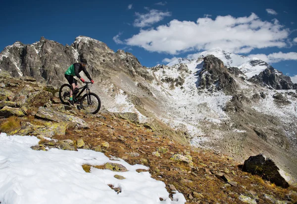 Cyclist Riding Mountain Bike Mountains — Stock Photo, Image