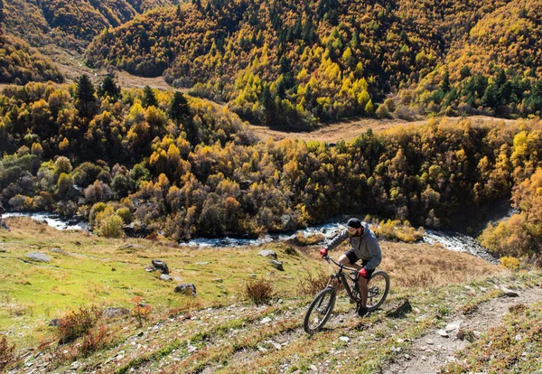 Ciclista Montaña Montando Bicicleta Otoño Inspirador Paisaje Montañas —  Fotos de Stock