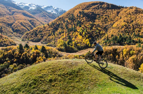 秋の感動の山の風景の中の自転車に乗って山のバイカー — ストック写真