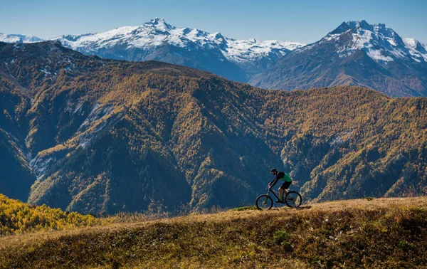 Mountainbiker Rijden Fiets Herfst Inspirerende Bergen Landschap — Stockfoto