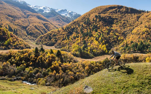 Mountainbiker Auf Dem Fahrrad Herbst Inspirierende Berglandschaft — Stockfoto
