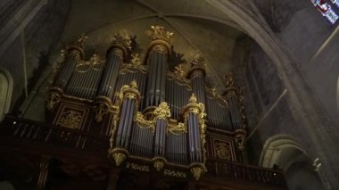 tapınakta büyük yaldızlı organ