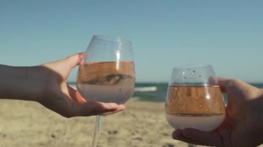 deniz kabarcıklarının arka planda pembe şarap Clink iki bardak yükselişi