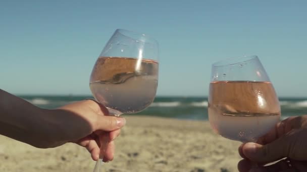 Twee Glazen Roze Wijn Clink Achtergrond Van Zee Bubbels Stijgen — Stockvideo