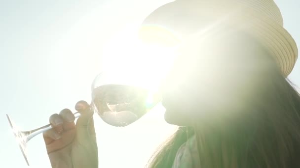 美しい女の子は太陽の下でワインを飲む — ストック動画