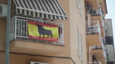 İspanya'da, balkonda boğa ile bir bayrak asılı