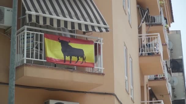 スペインでは 雄牛の旗がバルコニーに掛かっています — ストック動画