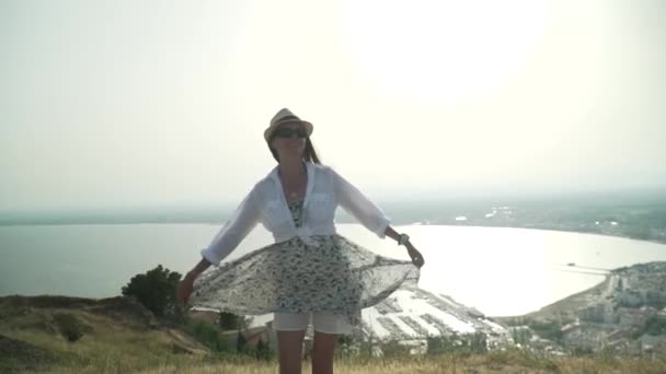 Κορίτσι Στροβιλίζεται Ένα Φόρεμα Στα Βουνά Εναντίον Της Θάλασσας — Αρχείο Βίντεο