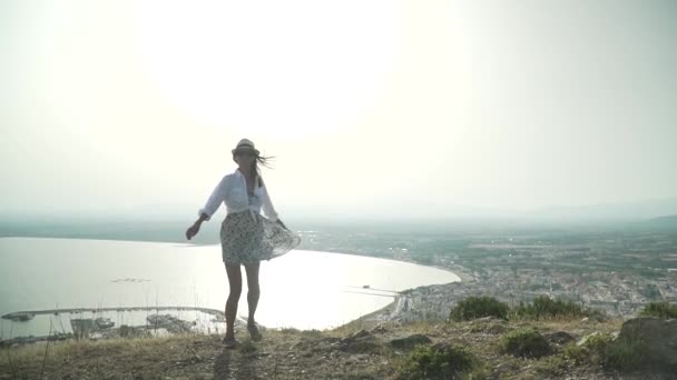 Κορίτσι Στροβιλίζεται Ένα Φόρεμα Στα Βουνά Εναντίον Της Θάλασσας — Αρχείο Βίντεο