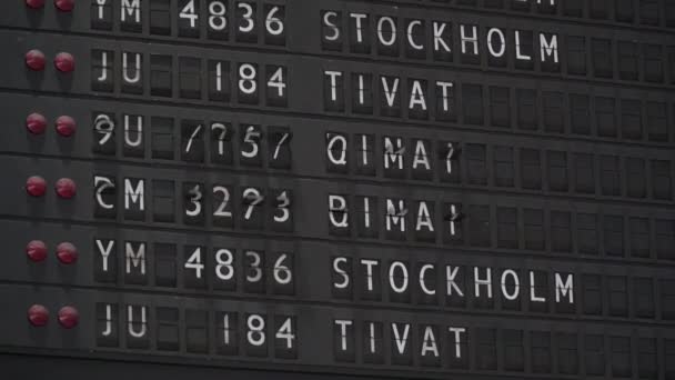 Flugplan Flughafen Der Sich Schnell Auf Einer Mechanischen Anzeigetafel Ändert — Stockvideo
