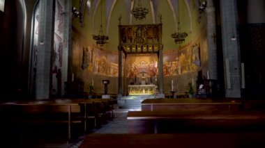 kız kilise etrafında yürür ve bir bankta oturur