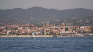 sahil boyunca yelkenli tekne yelken, denizden görünümü