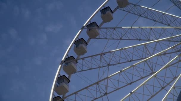 Die Attraktion Das Riesenrad Leuchtet Und Blinkt — Stockvideo