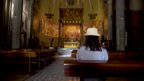 祭壇の前のベンチの前に教会に座っている女の子 — ストック動画