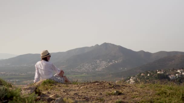 Chica Sienta Una Montaña Admira Paisaje Endereza Sombrero — Vídeos de Stock