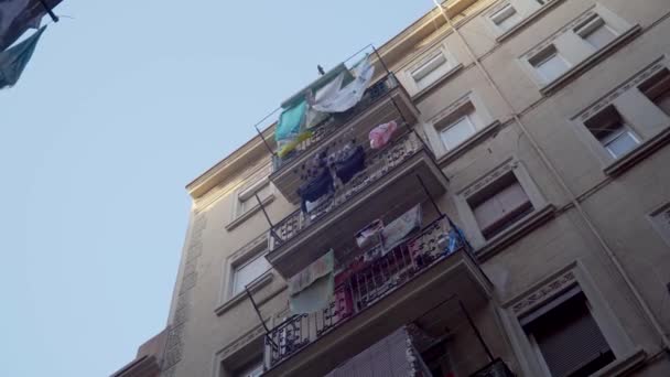 Linho Pendurado Nas Varandas Sob Janelas Casa Velha Barcelona Espanha — Vídeo de Stock