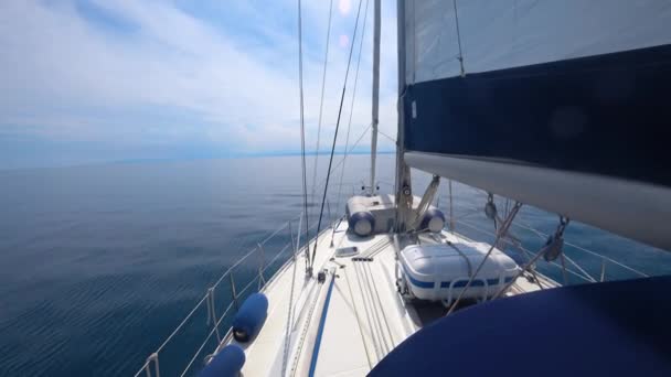 游艇沿着海浪航行在大海和地平线前 — 图库视频影像