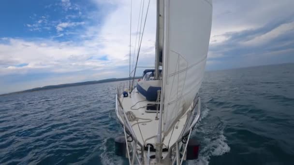 Yachtsegeln Vorderansicht Hinten Blauer Himmel Wolken Und Meer — Stockvideo