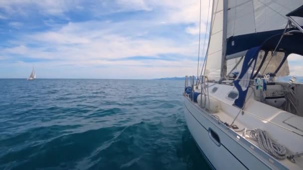 Een Jacht Vaart Langs Golven Voor Zeehorizon Nog Een Jacht — Stockvideo