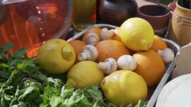 portakal, limon, kahvaltı ve nane bir tepsi üzerinde