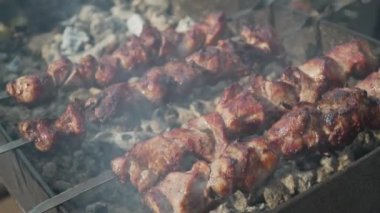 ızgara üzerinde bir kırmızı kabuk ile sulu lezzetli kebap, kömürleri üzerinde füme
